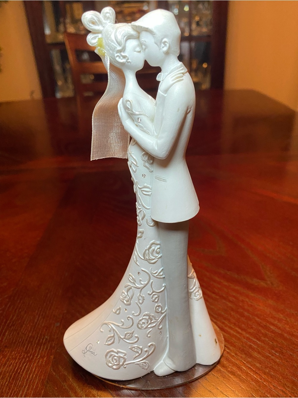 Elegant White Bridal Couple Sculpture - Wedding cake topper